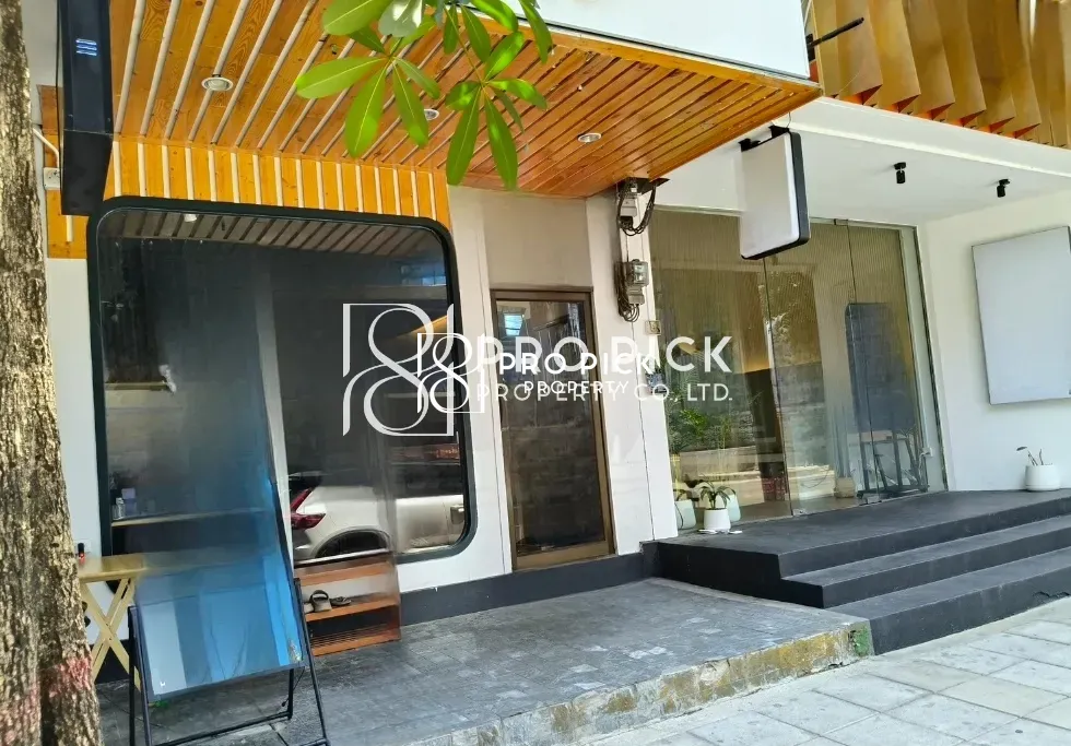 Shophouse in Watthana, 150,000 THB/mo