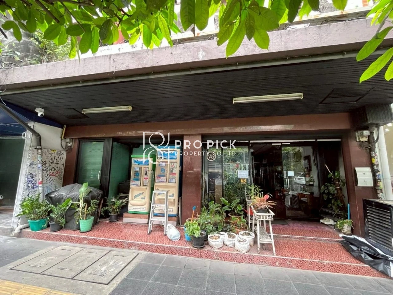 Shophouse in Khlong Toei, 250,000 THB/mo