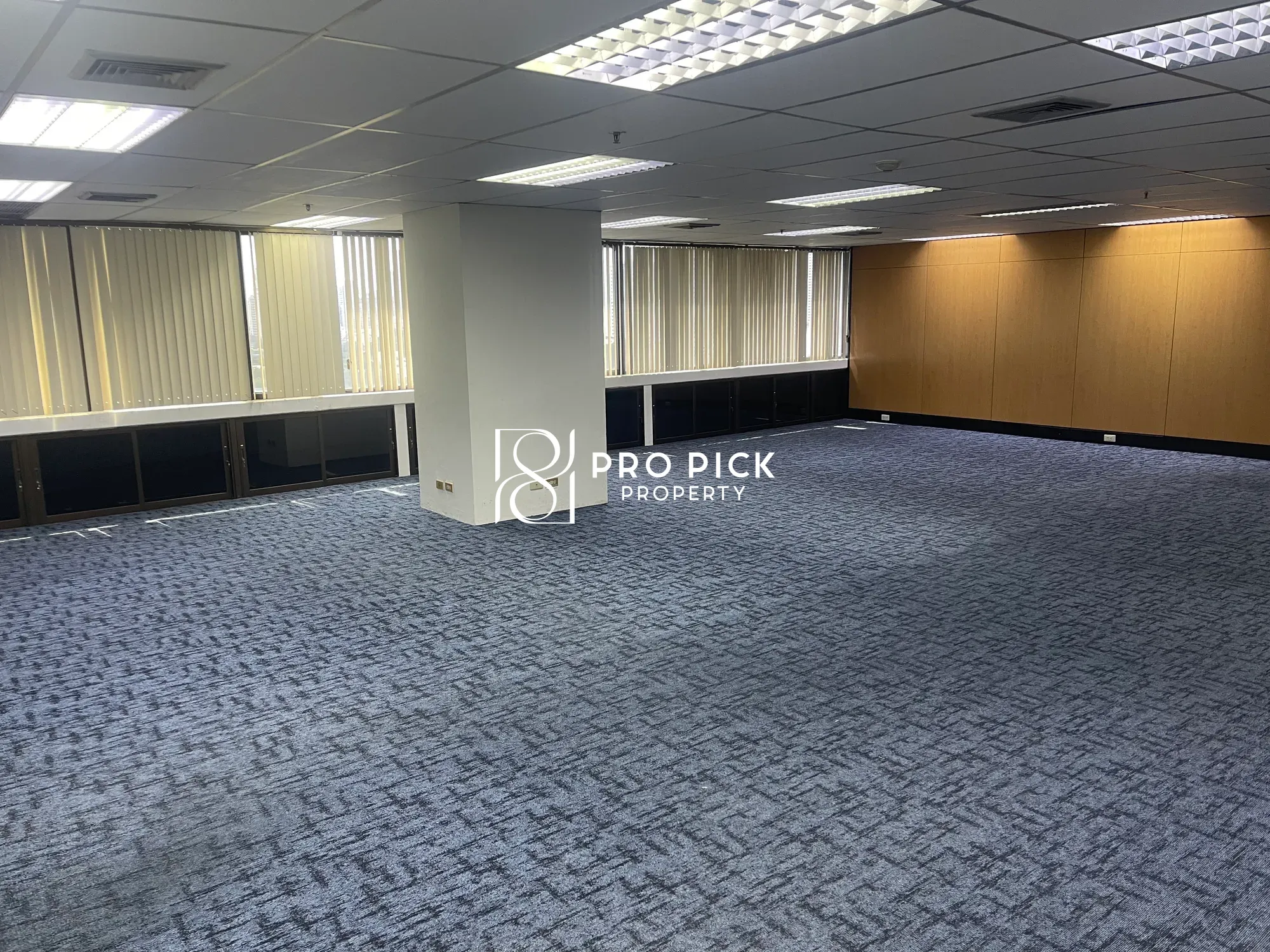 Office in Khlong Toei, 141,225 THB/mo