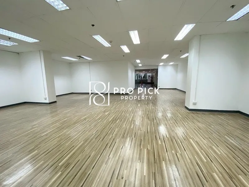 Office in Khlong Toei, 81,985 THB/mo