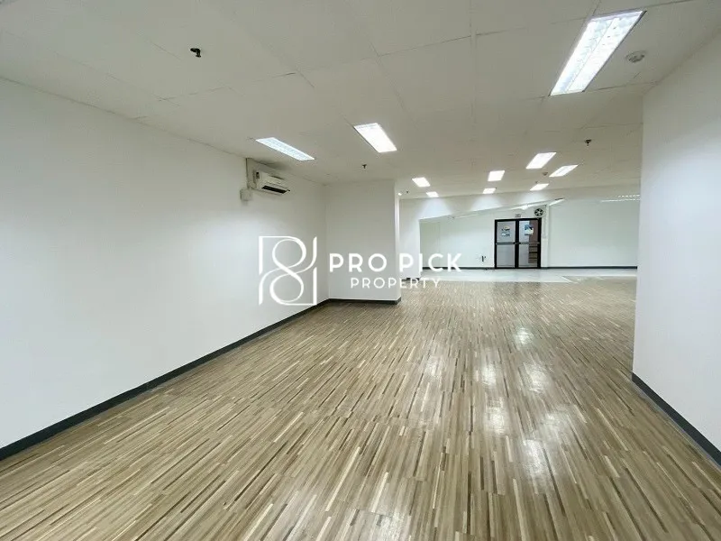 For Rent Retail Office BTS Asok Ratchadapisek Khlong Toei Bangkok PP-00143 more photos