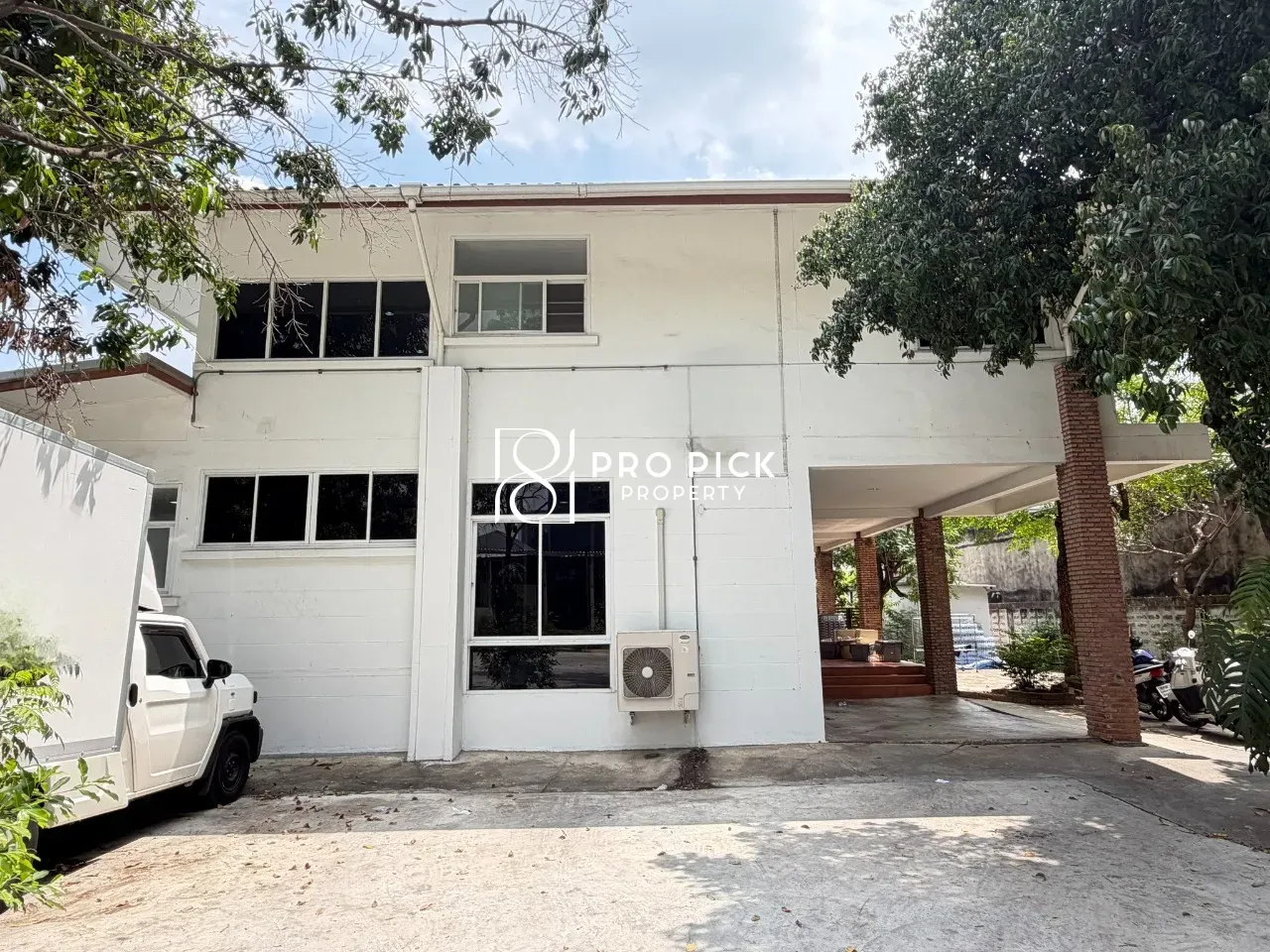 4 Bed Detached House in Watthana, 150,000 THB/mo