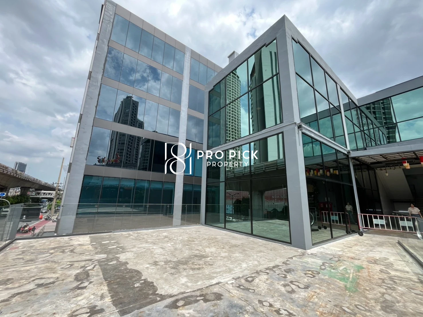 Retail Space For Rent 214 sq.m. BTS Phra Khanong Sukhumvit Khlong Toei Bangkok PP-00360 For Restaurant, Wellness, Spa, Massage photo 1