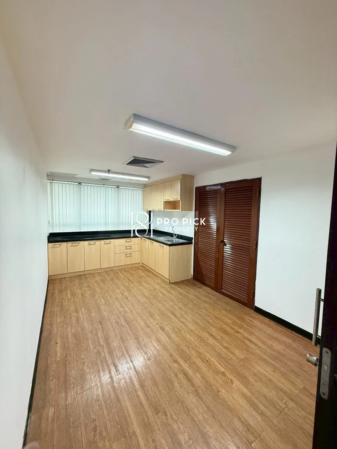 For Rent Office Space 220 Sqm. BTS Ekkamai Sukhumvit Watthana Bangkok PP-00413 photo 2