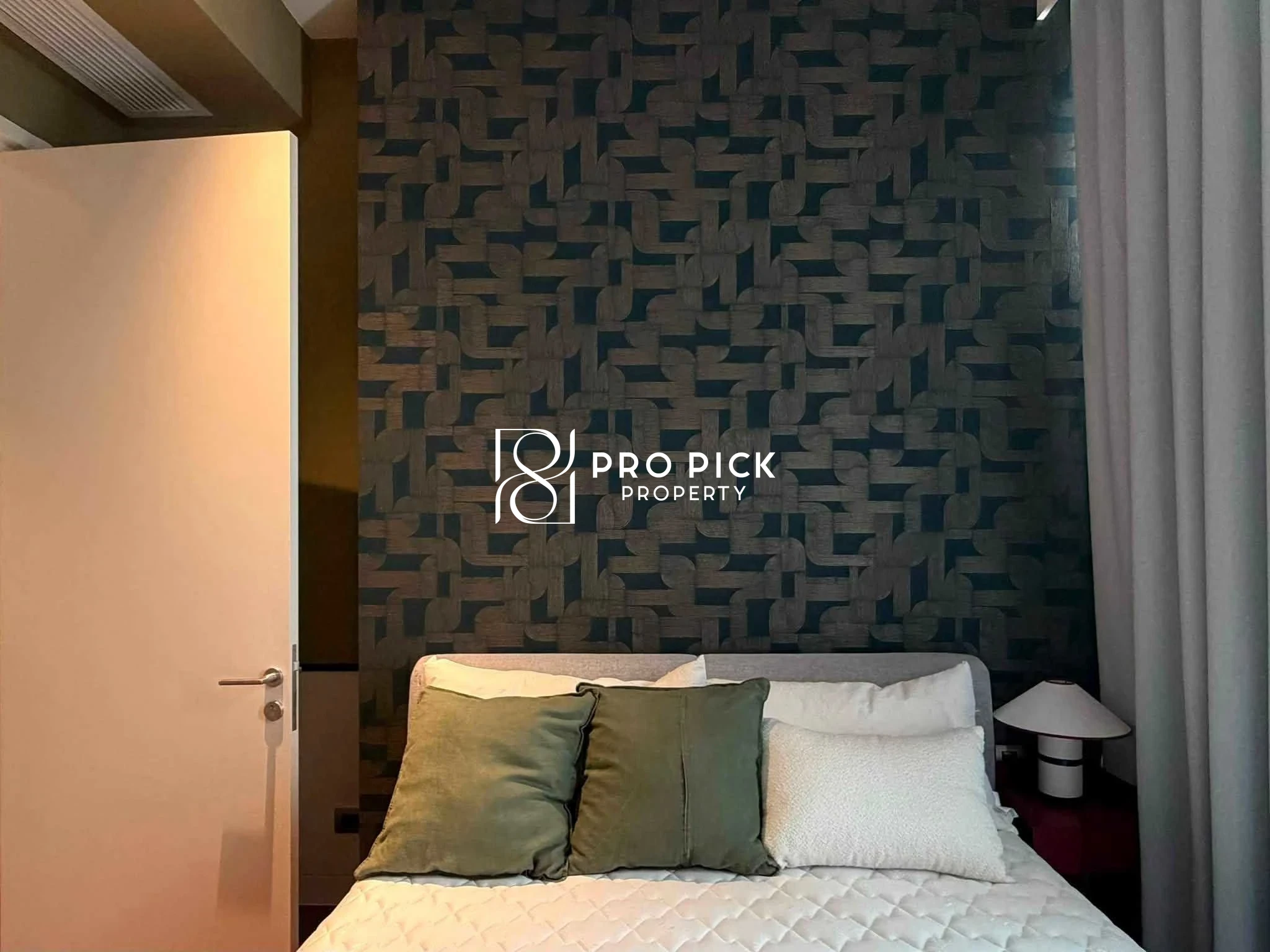 2 Bed Condominium in Watthana, 165,000 THB/mo photo 2