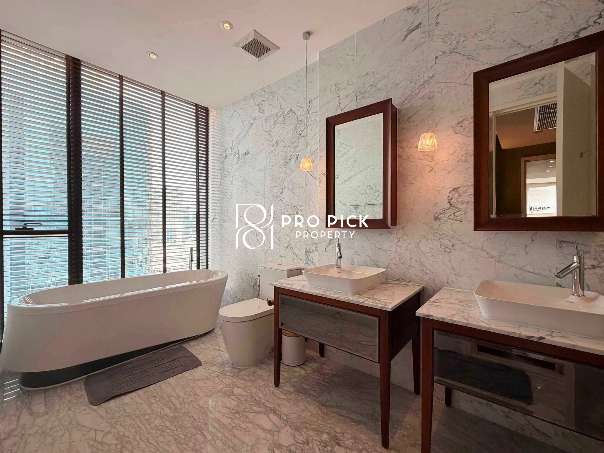 2 Bed Condominium in Watthana, 165,000 THB/mo more photos