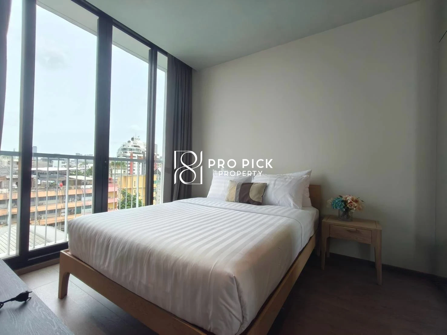 2 Bed Condominium in Khlong Toei, 48,000 THB/mo