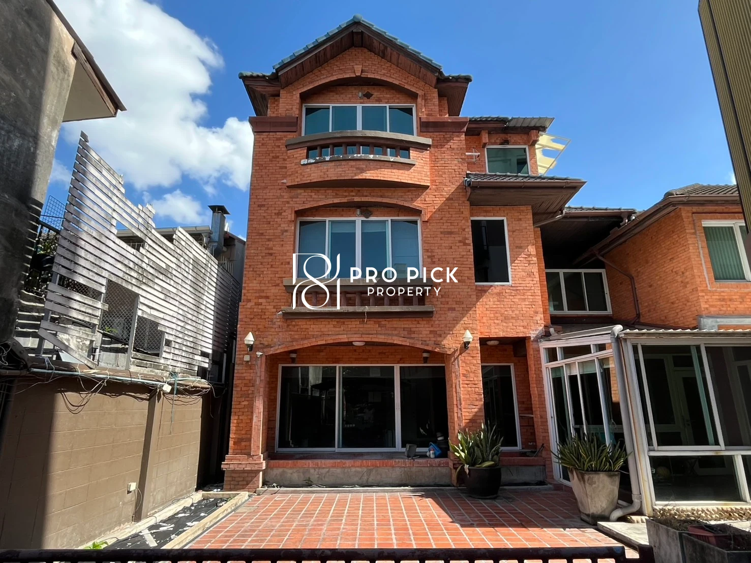 5 Bed Home Office in Watthana, 150,000 THB/mo