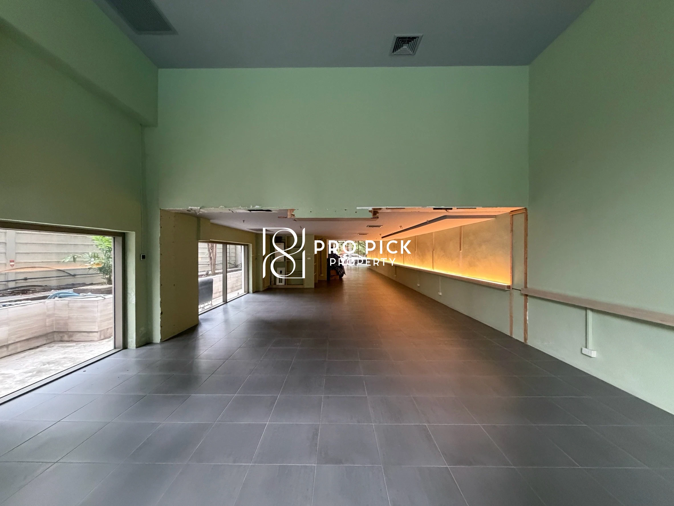For Rent Retail Space 207 Sq.m. BTS Phrom Phong Sukhumvit