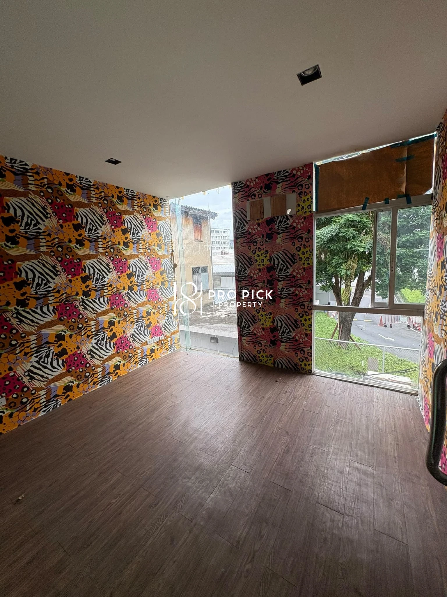 For Rent Retail Space 140 sq.m. BTS Phrom Phong Sukhumvit Khlong Toei Bangkok PP-00755 photo 4