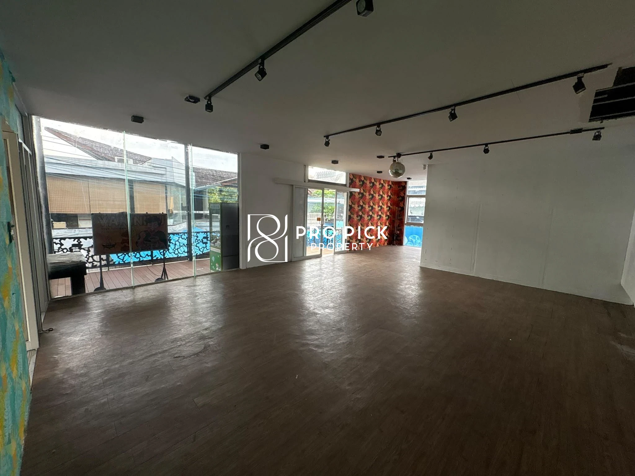 For Rent Retail Space 140 sq.m. BTS Phrom Phong Sukhumvit Khlong Toei Bangkok PP-00755 more photos
